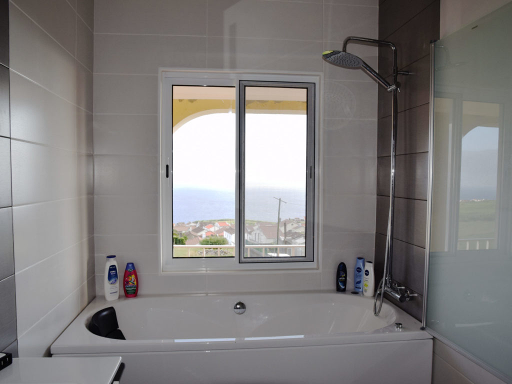 Bain avec baignoire et vue sur l'océan Atlantique Bain avec baignoire et vue sur l'océan Atlantique