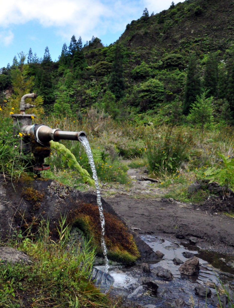 Eau minérale provenant directement du sol