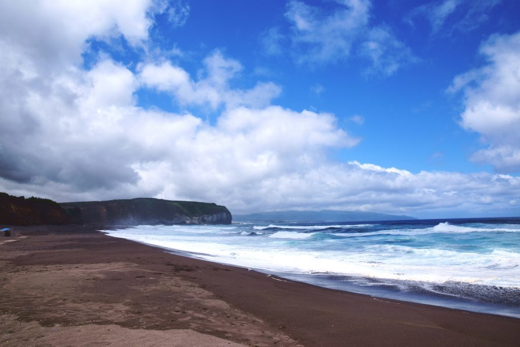 Praia do Areal de Santa Bárbara - Ribeira Grande - der wilde Strand mit Wellen