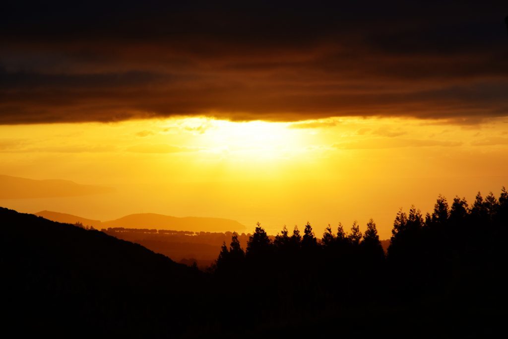 Pôr do sol nas montanhas de São Miguel