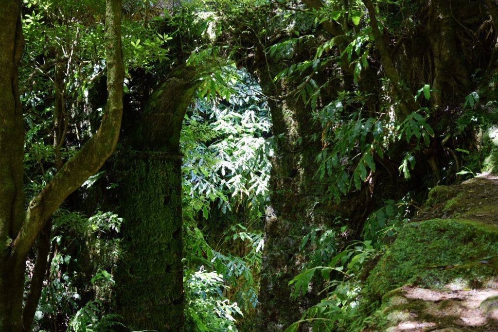 Alte Wasserüberleitung auf dem Weg zu Janela do Inferno