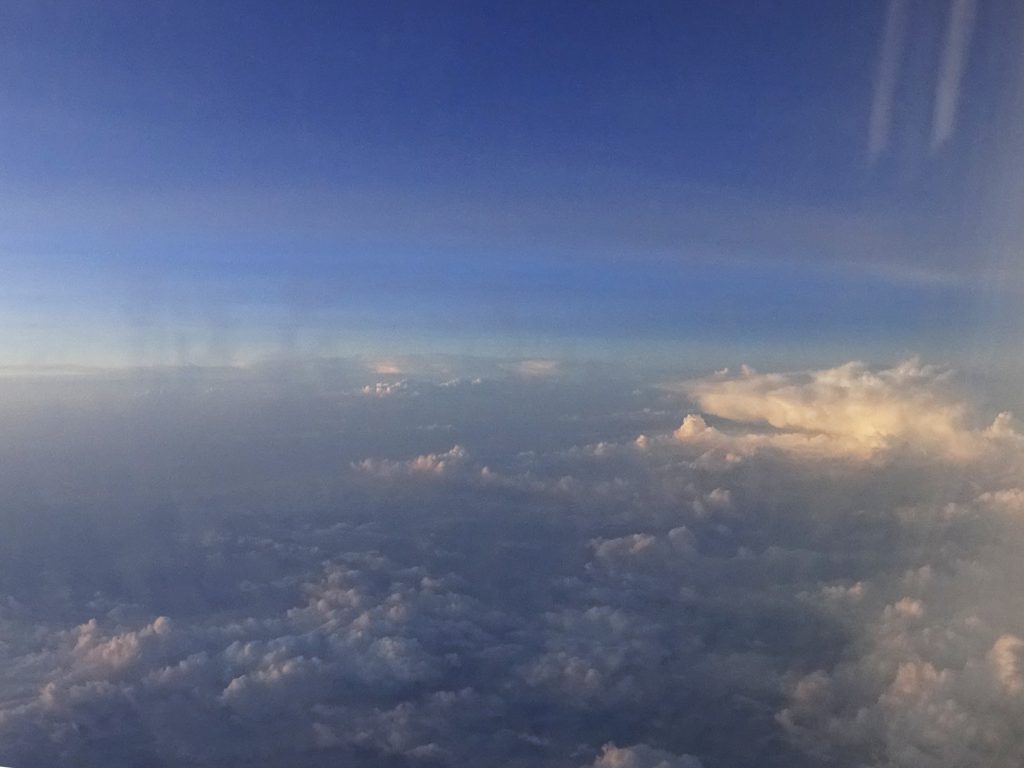 Lever de soleil au-dessus des nuages Lever de soleil au-dessus des nuages