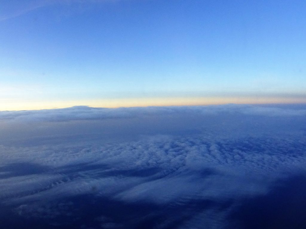 Lever de soleil au-dessus des nuages Lever de soleil au-dessus des nuages