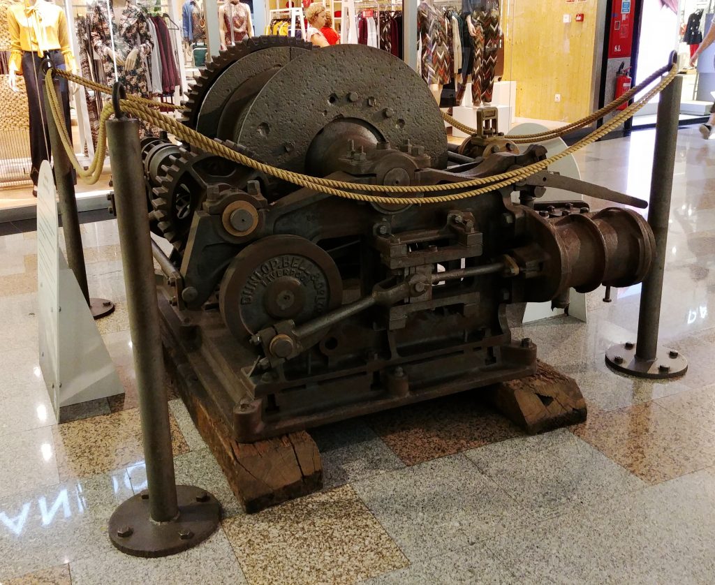 Historical steam-powered hoist for the processing of whales