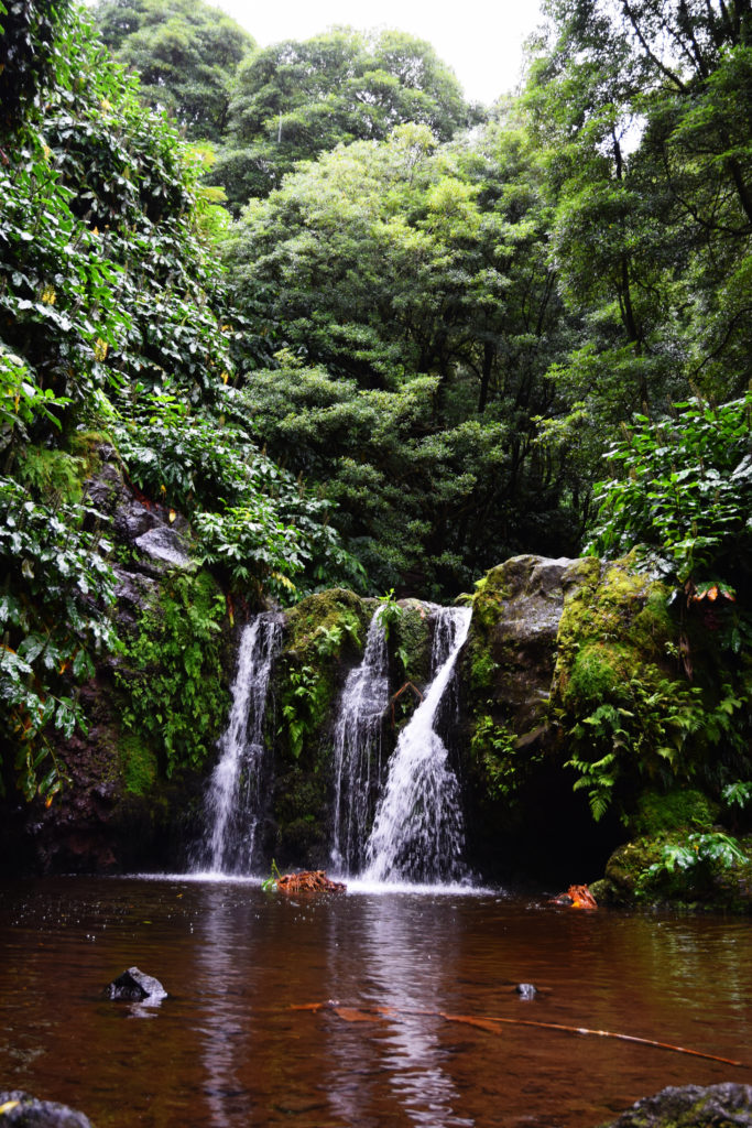 Dreifacher Wasserfall nahe Ribeira dos Caldeirões
