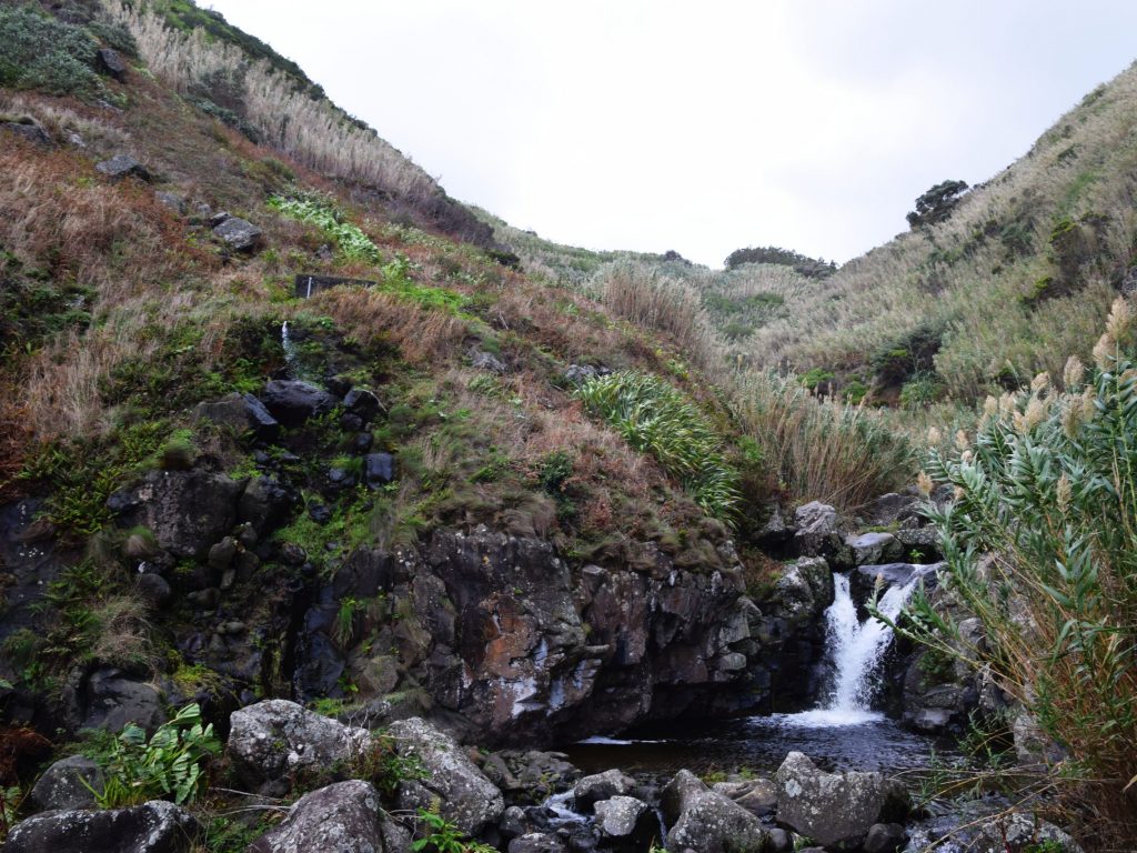 Kleiner Wasserfall beim alten Hafen von Feteira Pequena Kleiner Wasserfall beim alten Hafen von Feteira Pequena