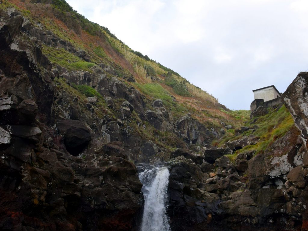 Unterer Wasserfall beim Hafen von Feteira Pequena Unterer Wasserfall beim Hafen von Feteira Pequena