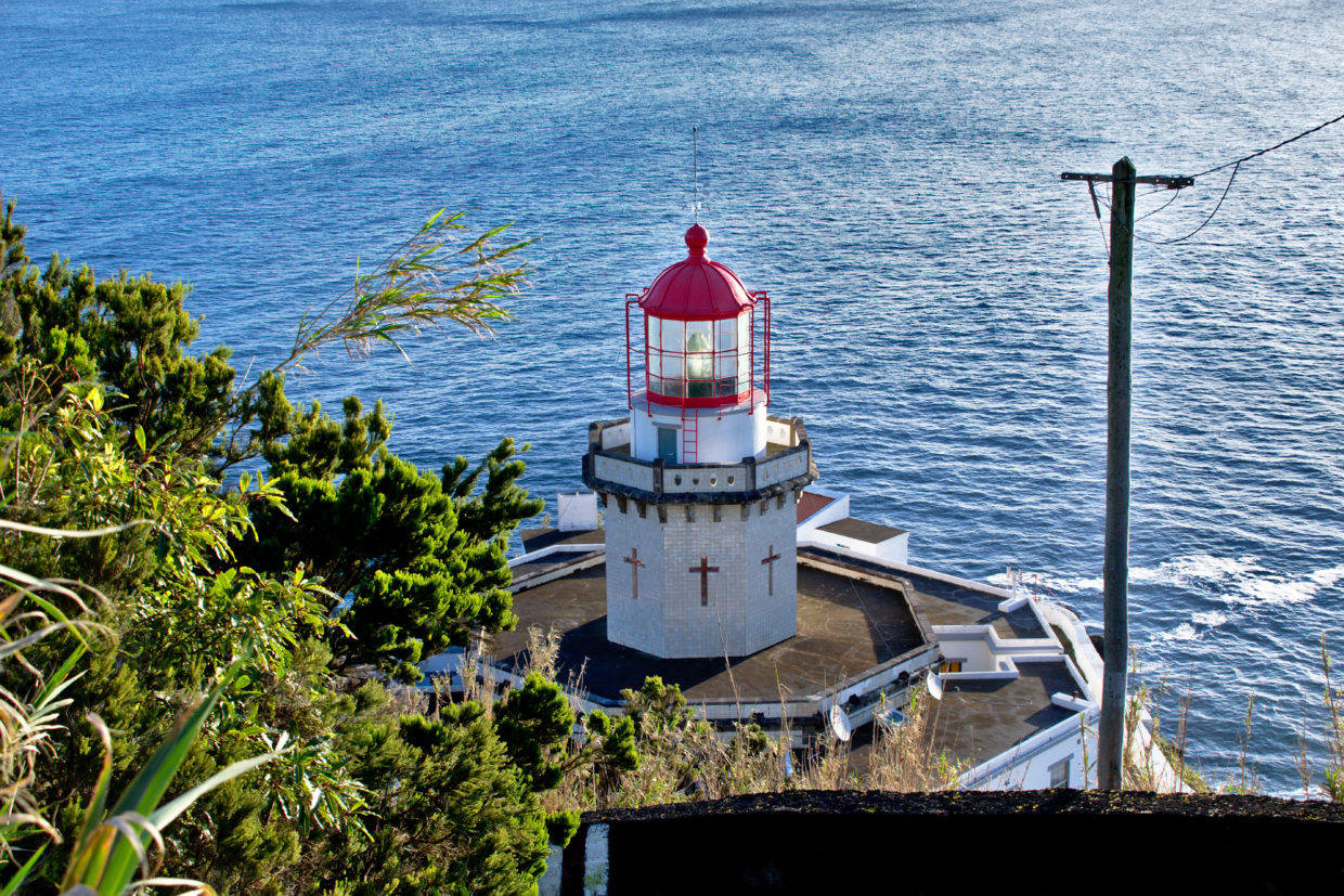 Le matin, le « Farol Ponta do Arnel », avec sa forme particulière, est encore plus beau.