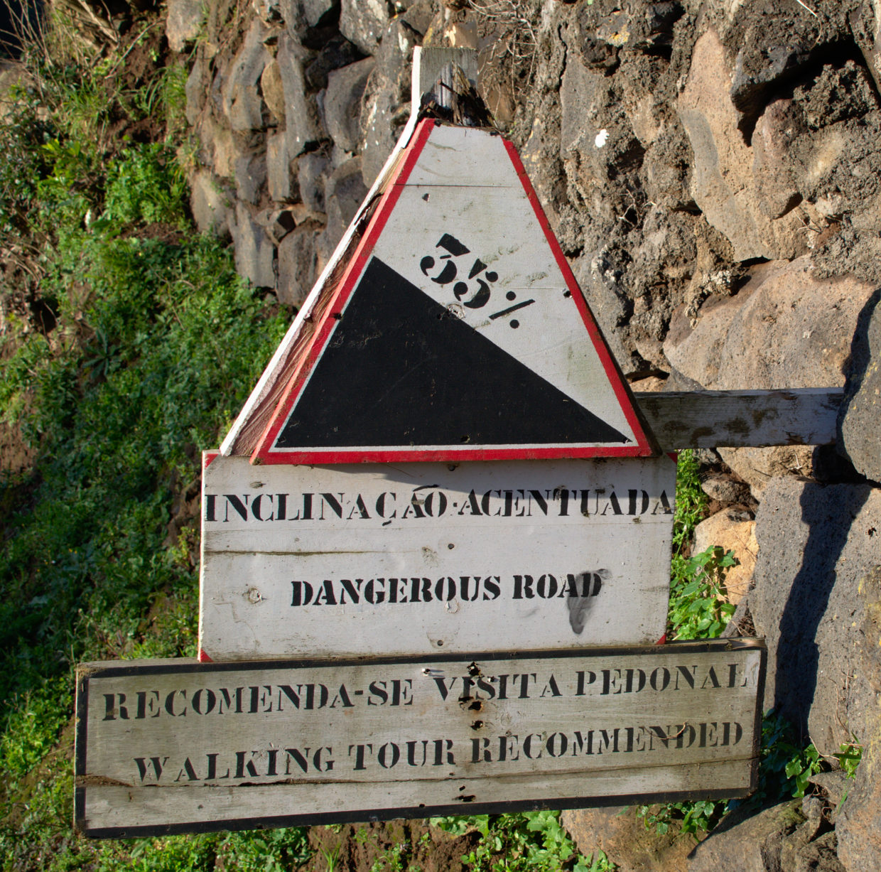 Este sinal a caminho do Farol Ponta do Arnel deve definitivamente ser levado a sério.