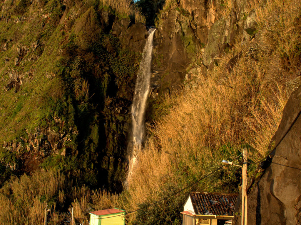 Wasserfall zwischen Farol Ponta do Arnel und dem kleinen Hafen bei Nordeste