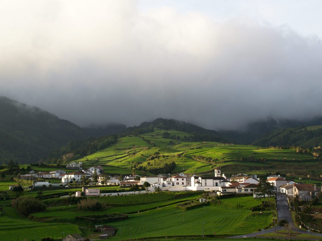 Baixas nuvens das Montanhas do Miradouro da Vigia das Baleias Miradouro da Vigia das Baleias, ao nascer do sol