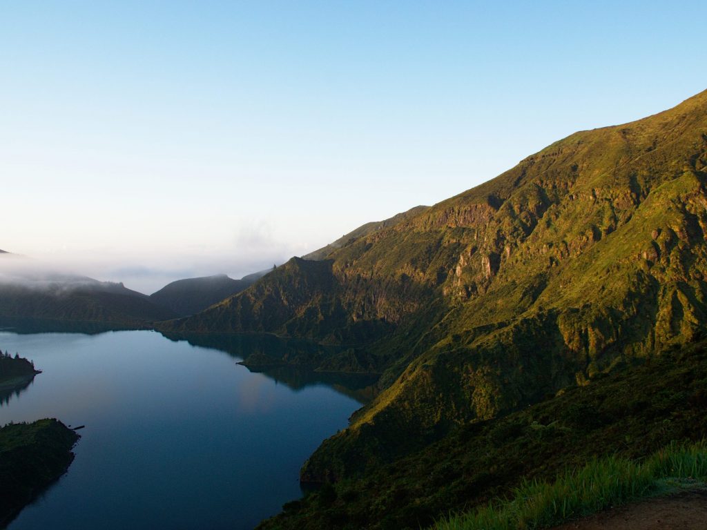 O sol desce em direção à Lagoa do Fogo A luz do sol afugenta o frio da noite na Lagoa do Fogo.