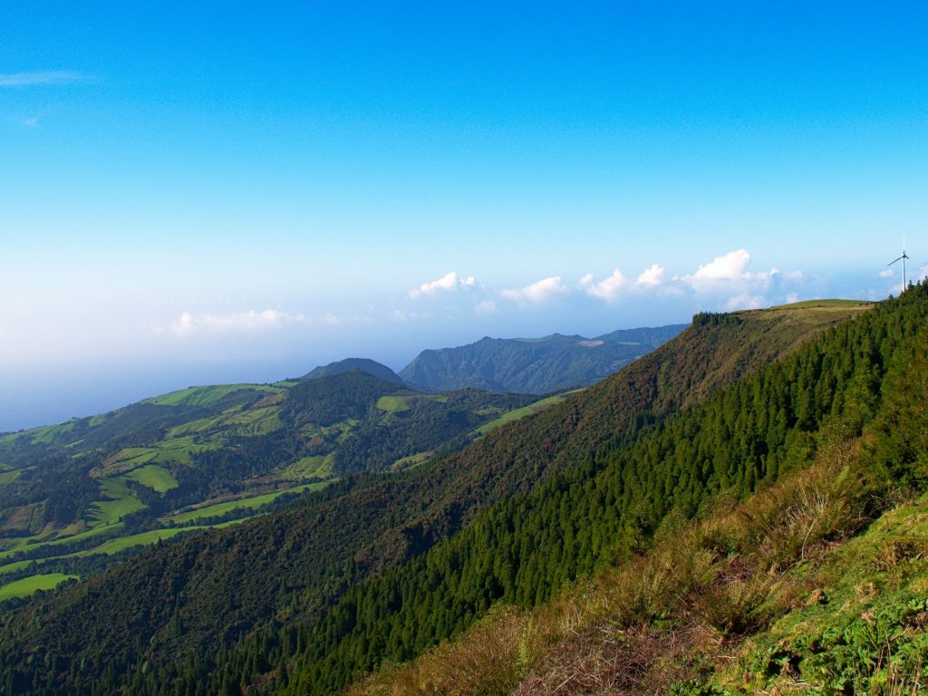 Montanhas no sudoeste do Miradouro do Pico da Vara. Vista para sul do Miradouro do Pico da Vara.