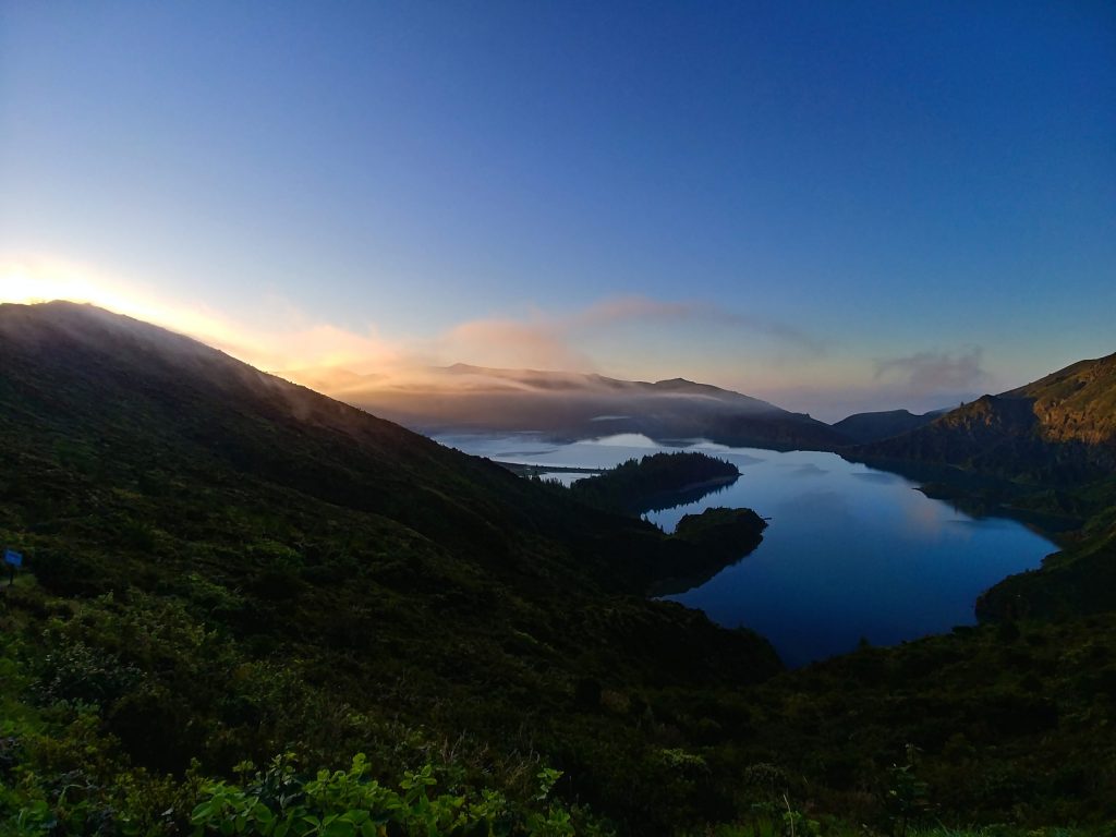 Nascer do sol na Lagoa do Fogo Panorama da Lagoa do Fogo durante o nascer do sol