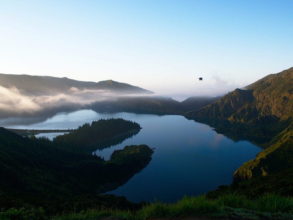 Nascer do sol na Lagoa do Fogo Reflexo na Lagoa do Fogo durante o nascer do sol