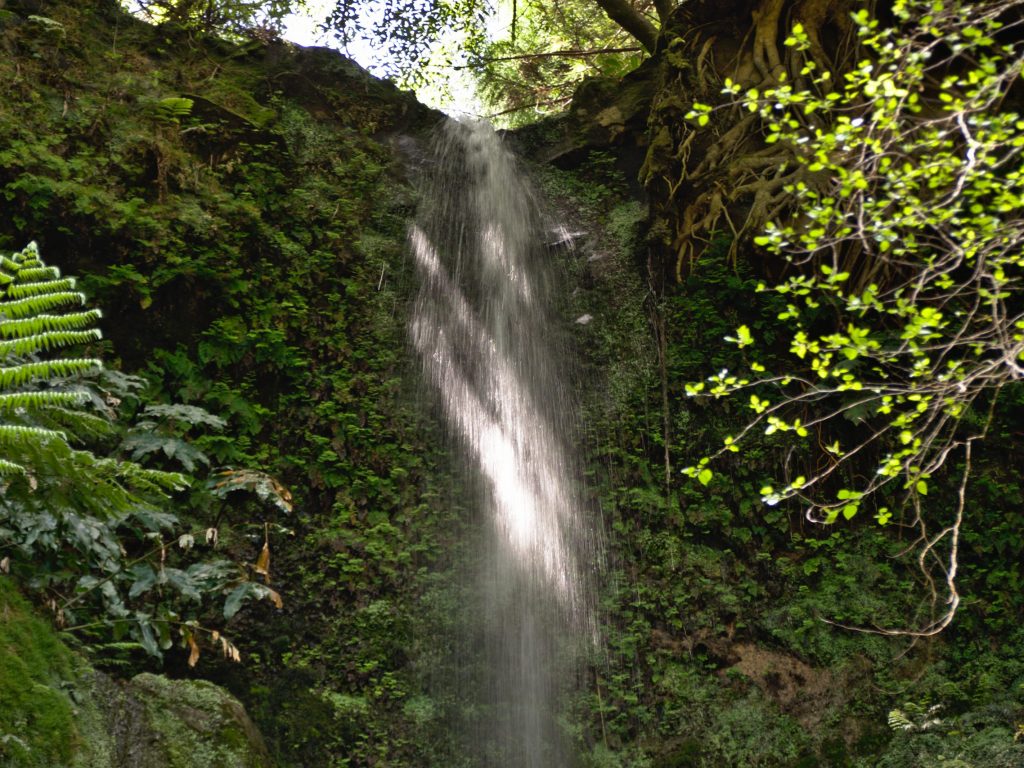 Raios de sol na água do Salto do Rosal Raios de sol refletidos pela água do Salto do Rosal.
