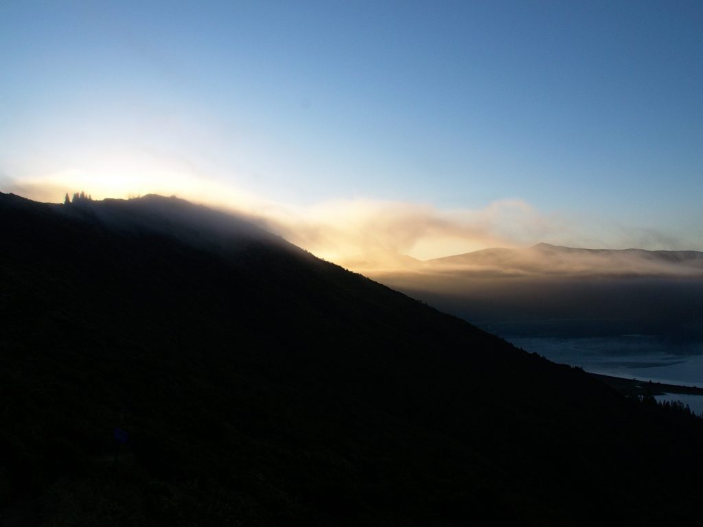Jogo de luzes ao amanhecer perto da Lagoa do Fogo. O sol e a neblina da manhã transformam o clima da Lagoa do Fogo de minuto a minuto.