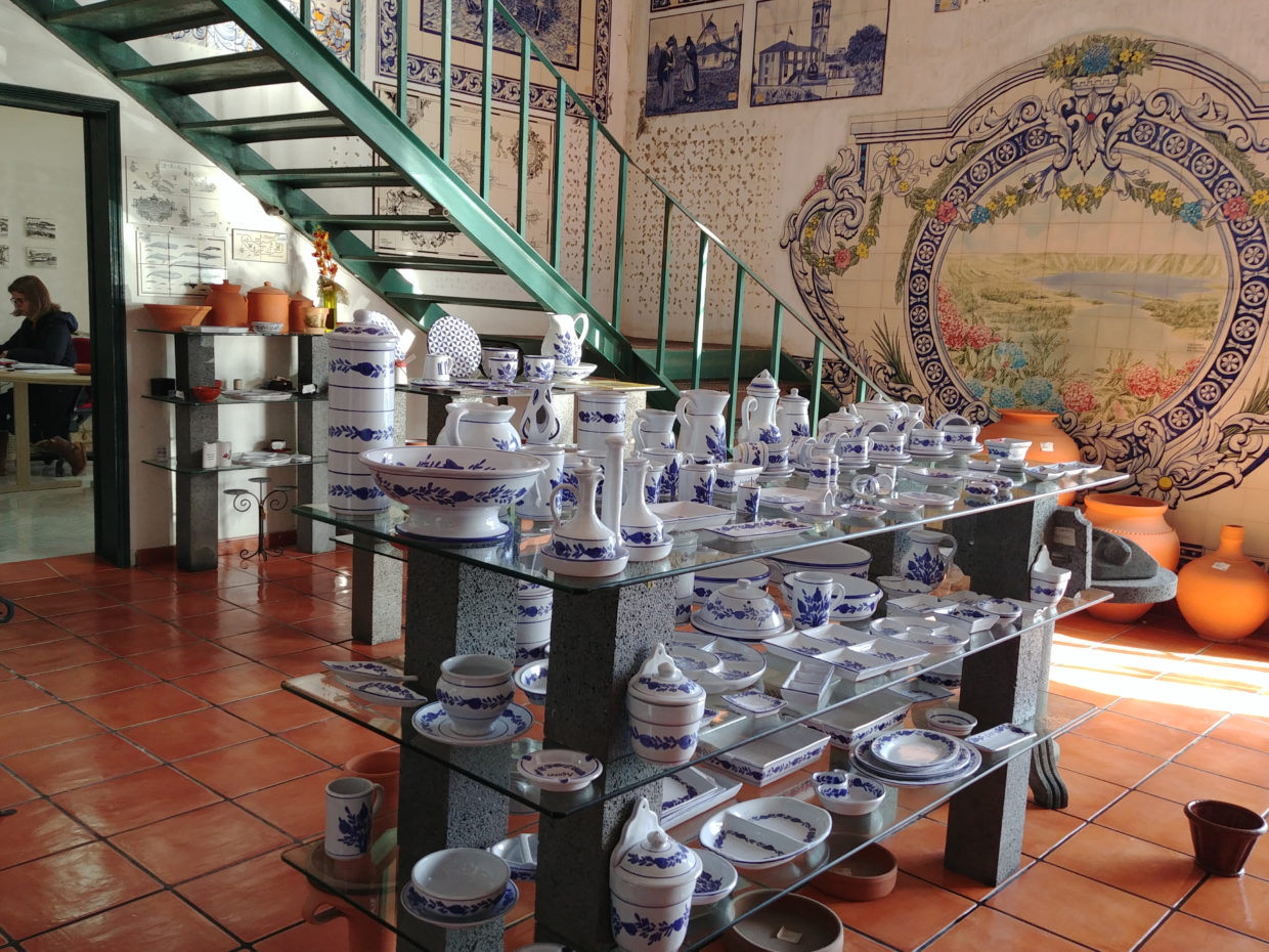 The ceramics in the Cerâmica Micaelense can be custom painted to your desire with patterns and pictures.