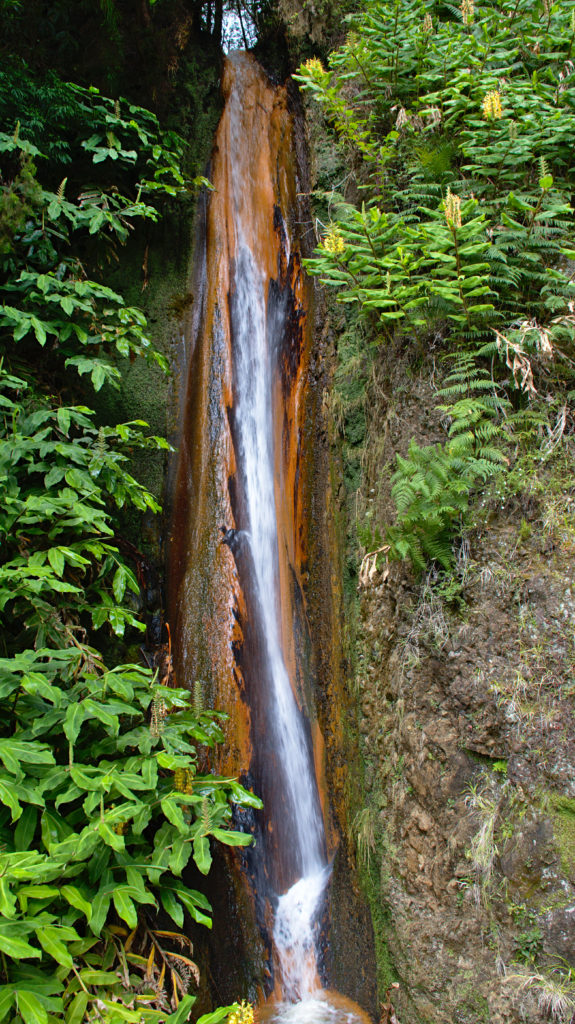 Kleiner Wasserfall am Weg nach Ribeira Quente