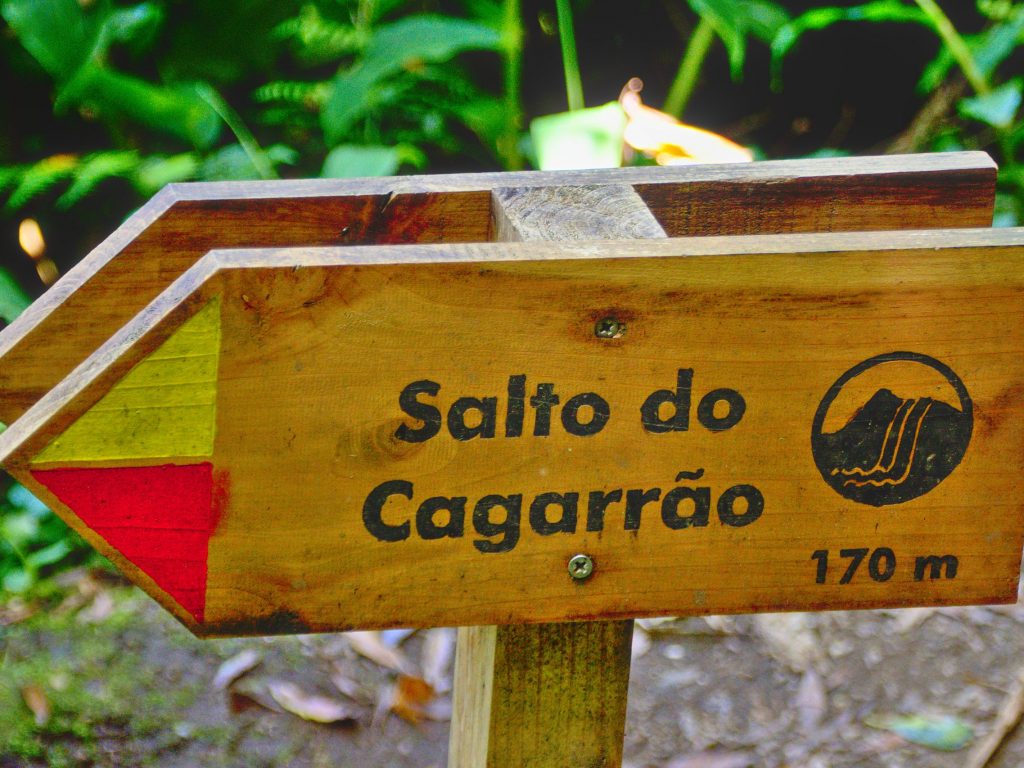Signpost for the Salto do Cagarrão Signpost for the Salto do Cagarrão