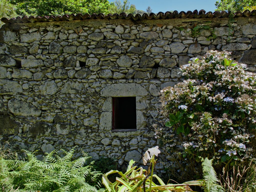 Moinhos da Ribeira Funda - un bâtiment encore assez bien conservé Moinhos da Ribeira Funda - un bâtiment encore assez bien conservé