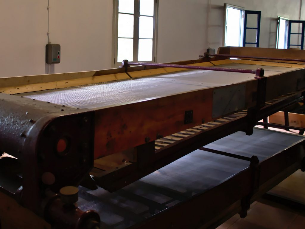 Maschine in der Teeplantage "Chá Porto Formoso" Maschine in der Teeplantage "Chá Porto Formoso"