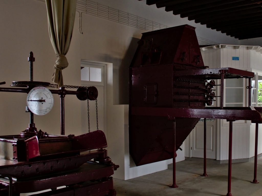 Maschine in der Fabrik der Teeplantage "Chá Porto Formoso" Maschine in der Fabrik der Teeplantage "Chá Porto Formoso"