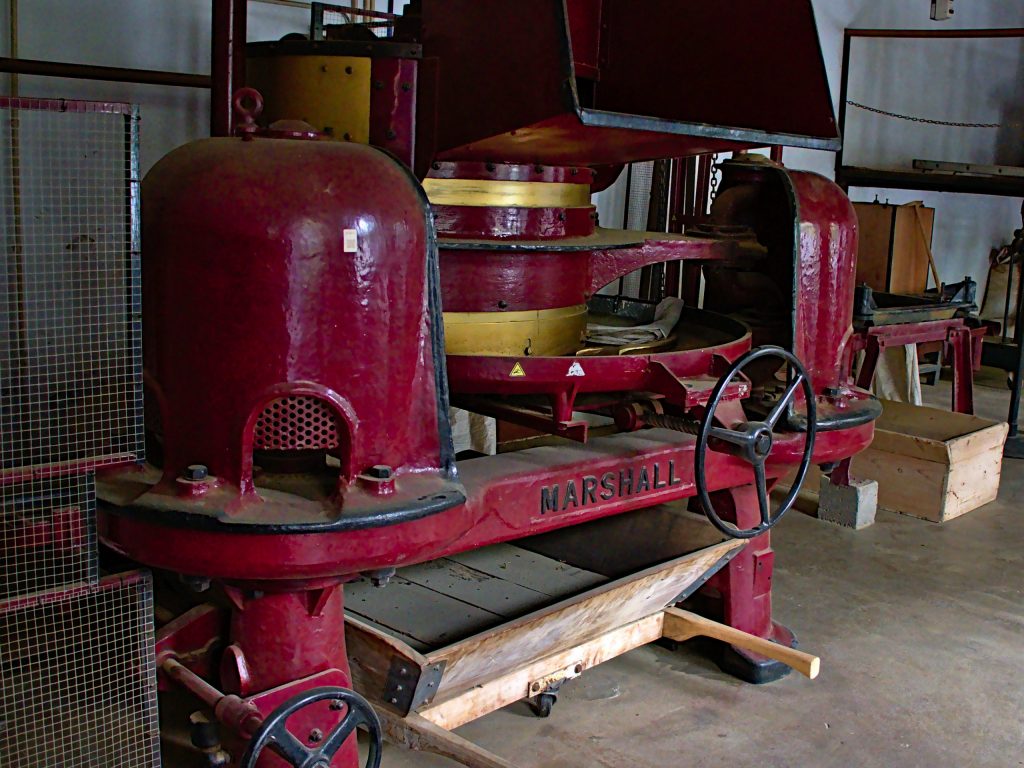 Maschinen zum "Rollen" der Teeblätter in der Teefabrik von Chá Gorreana Maschinen zum "Rollen" der Teeblätter in der Teefabrik von Chá Gorreana