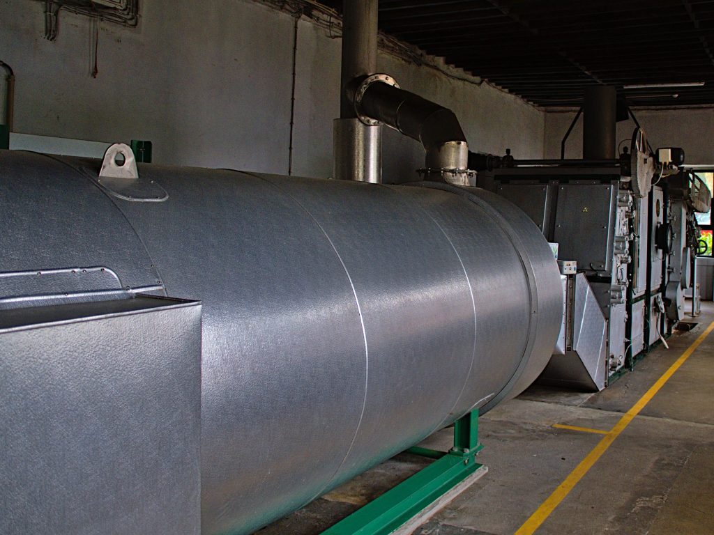 Maschinen in der Teefabrik von Chá Gorreana Neben den zu besichtigenden alten Maschinen gibt es hier auch eine moderne Anlage zur Teeherstellung.