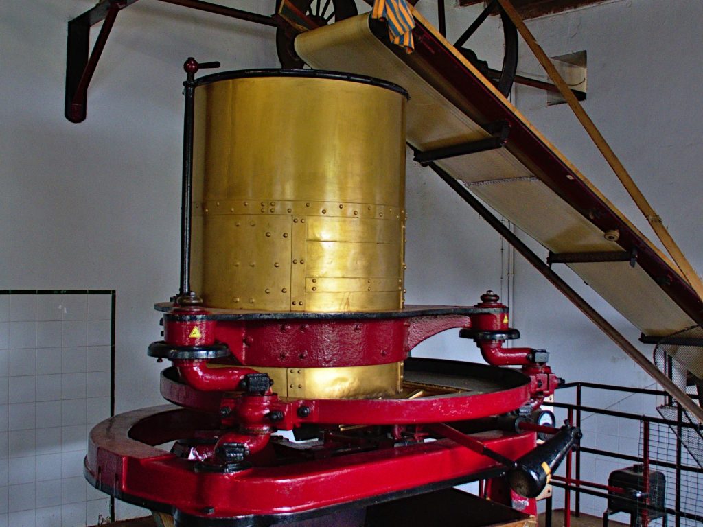 Maschinen zum "Rollen" der Teeblätter in der Teefabrik von Chá Gorreana Maschinen zum "Rollen" der Teeblätter in der Teefabrik von Chá Gorreana