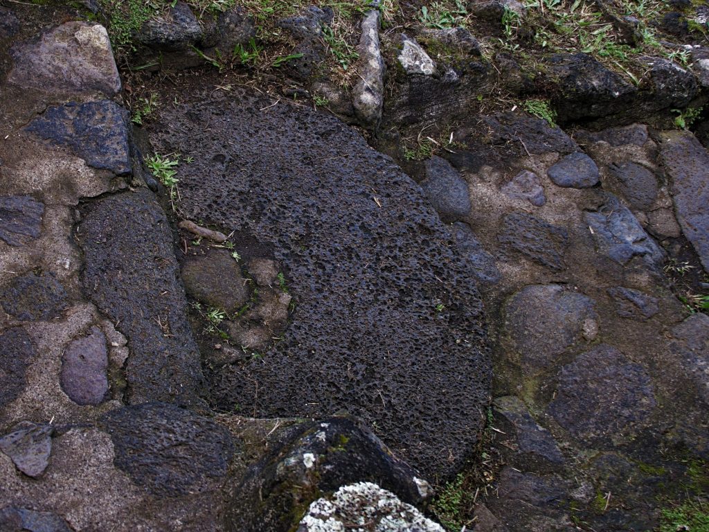 La pierre meulière comme étape sur le chemin de Praia da Viola La pierre meulière comme étape sur le chemin de Praia da Viola