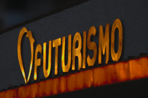 Die Sonne lässt das "Futurismo" Schild in Ponta Delgada erstrahlen.