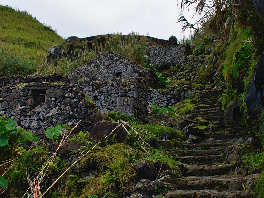 Marches sur la pente à côté des ruines des moulins à eau sur le chemin de Praia da Viola Marches sur la pente à côté des ruines des moulins à eau sur le chemin de Praia da Viola