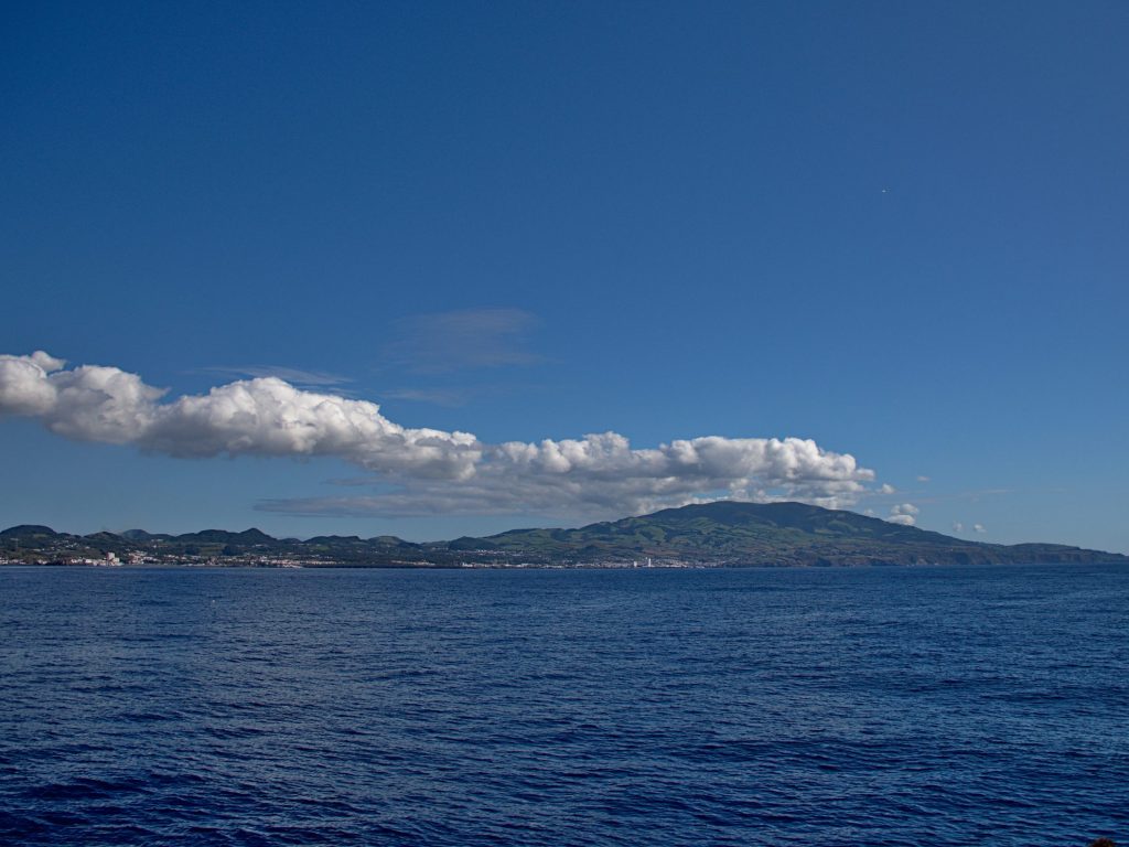 São Miguel bei Ponta Delgada von See aus São Miguel bei Ponta Delgada von See aus mit Wolken an den zentralen Bergen