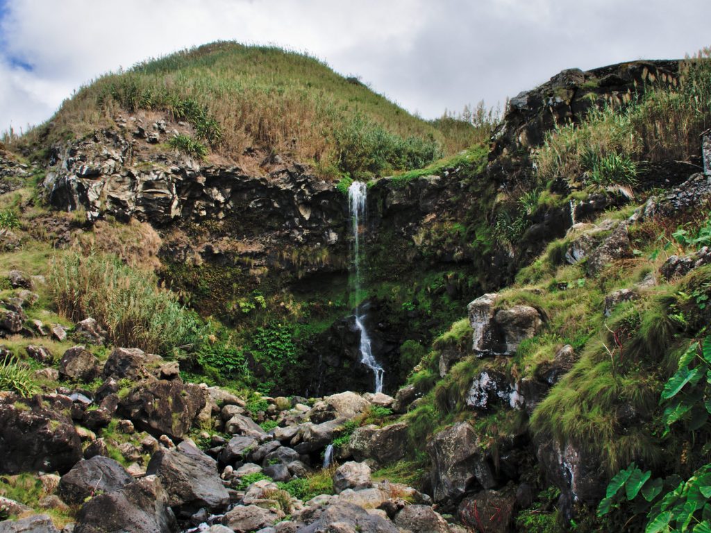 Chute d'eau sur le chemin de Praia da Viola à côté de l'ancien moulin Chute d'eau sur le chemin de Praia da Viola à côté de l'ancien moulin