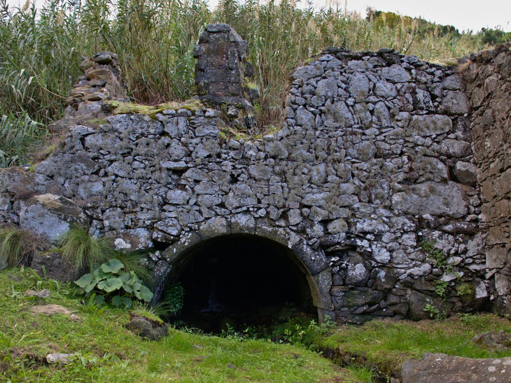 Cours d'eau sous les ruines des moulins à eau sur la route de Praia da Viola Cours d'eau sous les ruines des moulins à eau sur la route de Praia da Viola