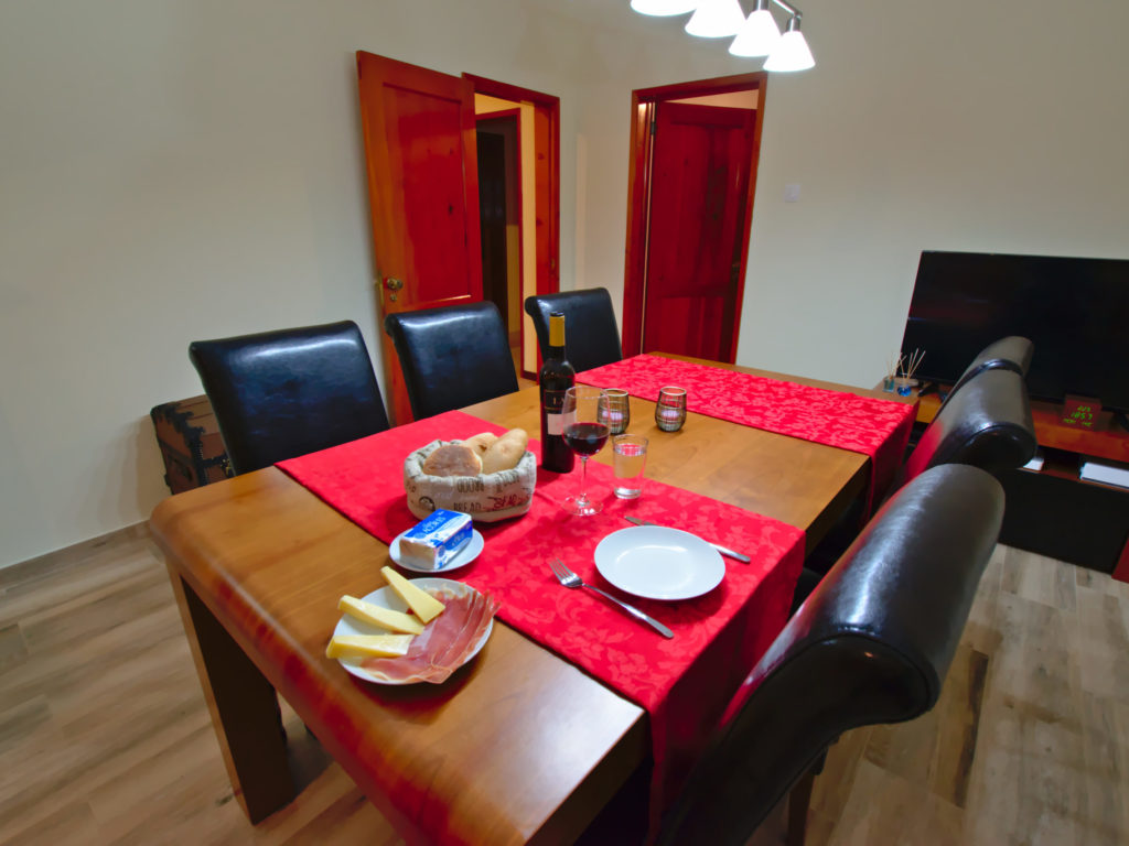 Table à manger dans le salon avec de la nourriture Table à manger dans le salon avec de la nourriture