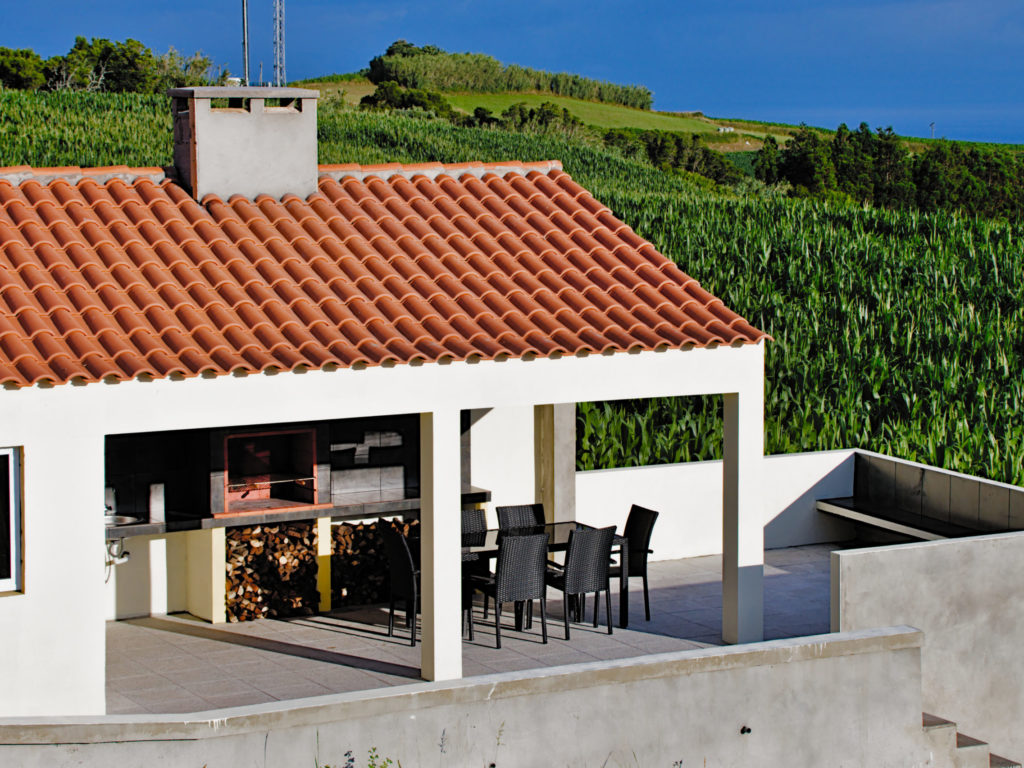 Grill couvert vu de la maison Grill couvert vu de la maison