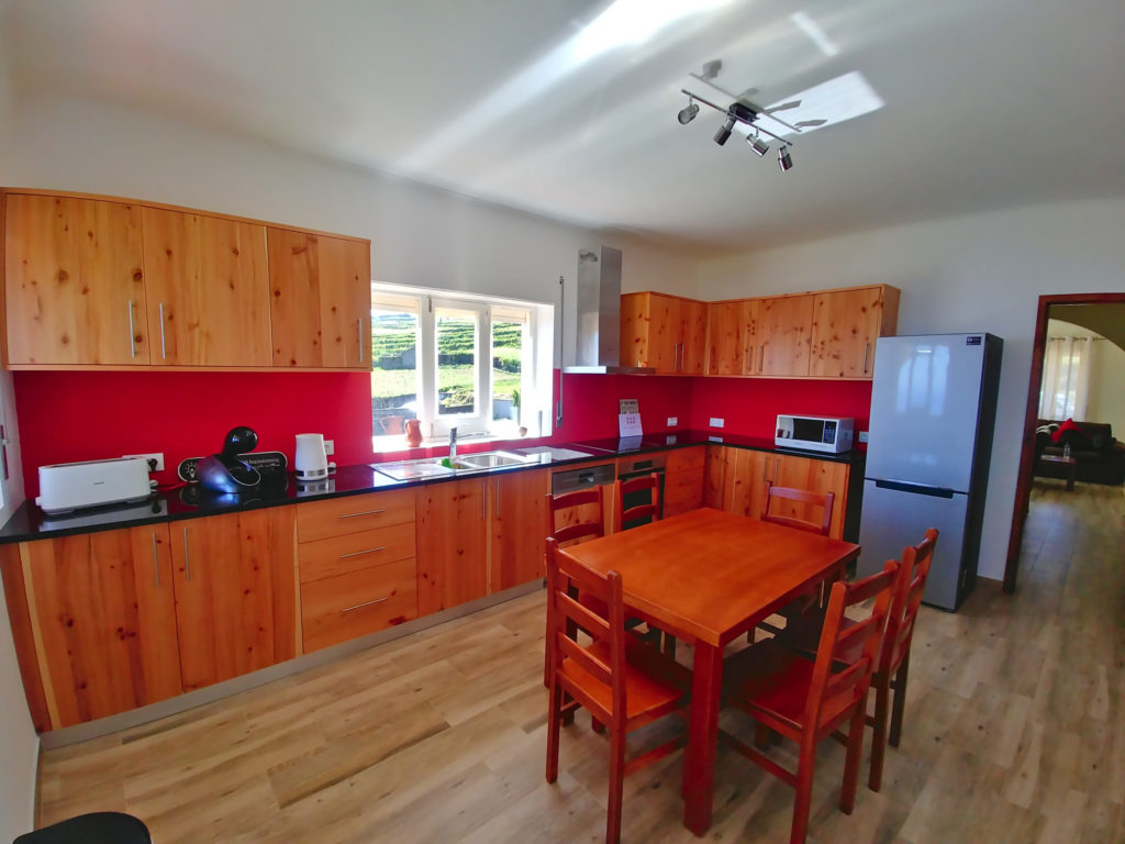 Vue d'ensemble de la cuisine vers le salon Vue d'ensemble de la cuisine vers le salon