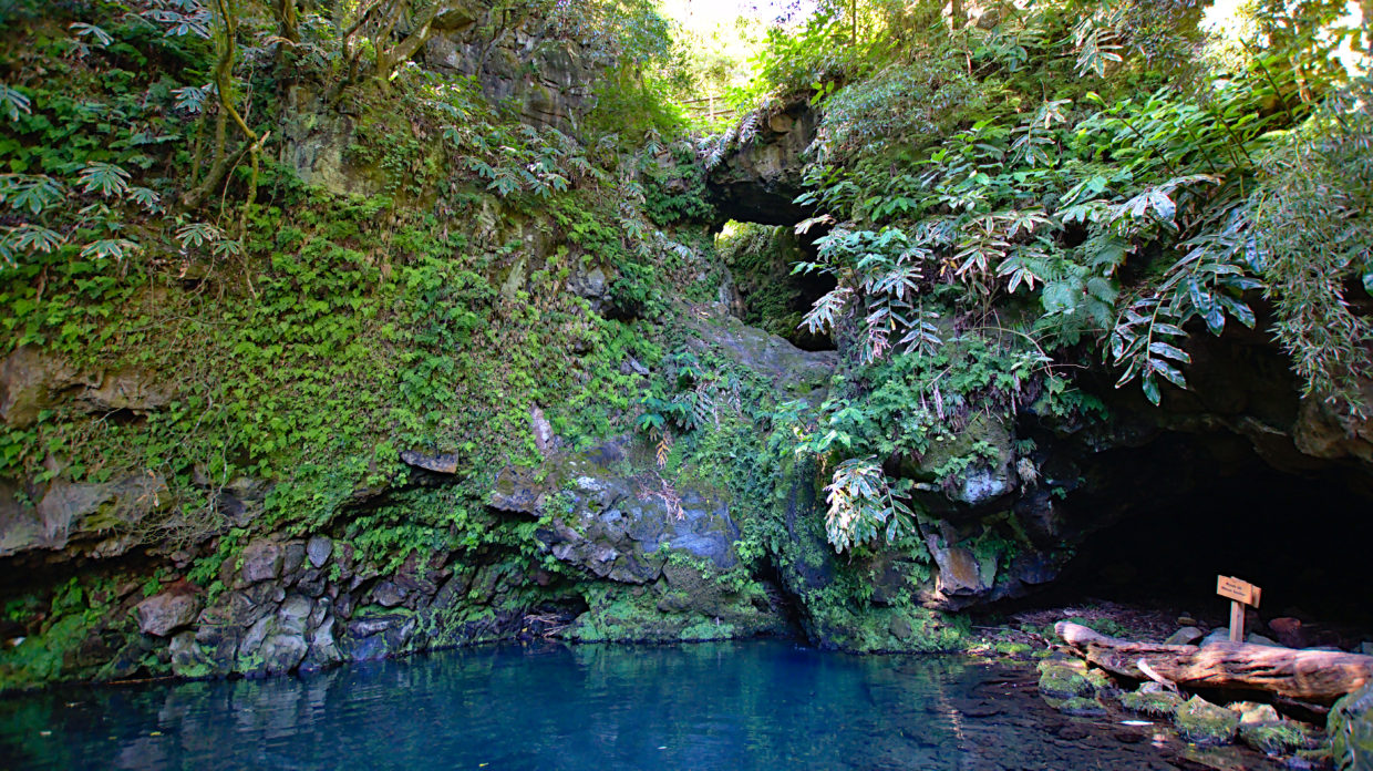 Das blaue Wasser des Poço Azul mit der Ponto de Nosso Senhor