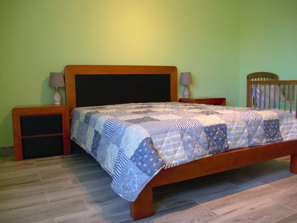 Lit double dans la chambre Lit double dans la chambre