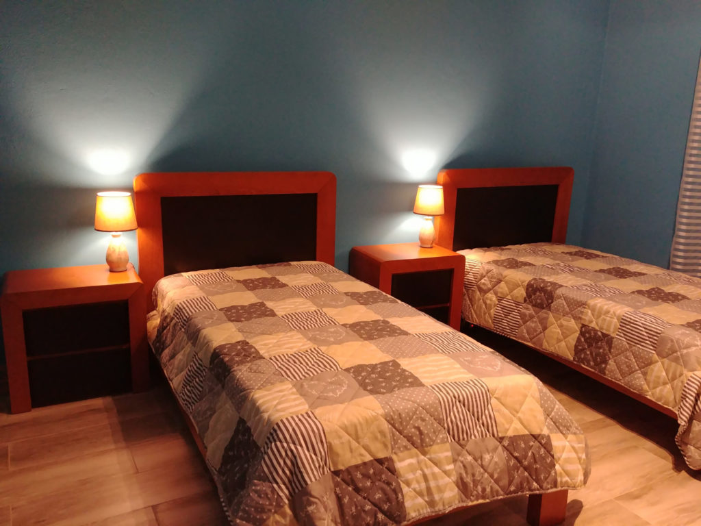 Deuxième chambre avec deux lits simples Deuxième chambre avec deux lits simples