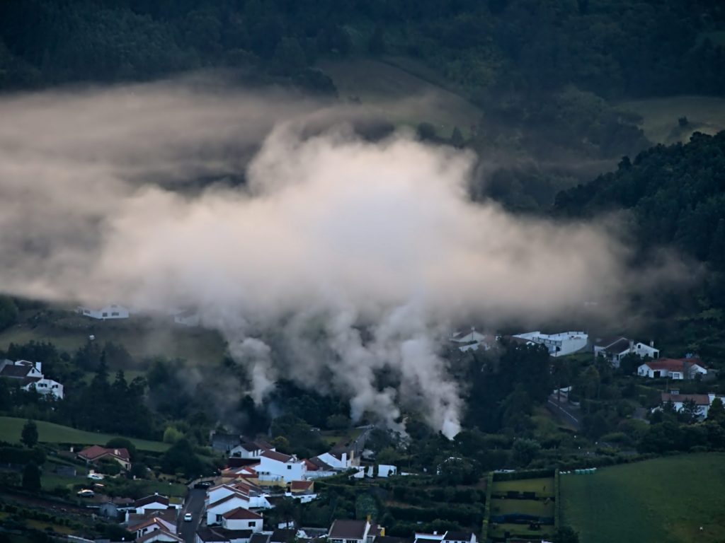 Dampfwolken der Caldeiras in Furnas in der Dämmerung Dampfwolken der Caldeiras in Furnas in der Dämmerung