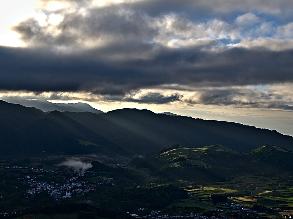 Erste Sonnenstrahlen erreichen den Boden bei Furnas Erste Sonnenstrahlen erreichen den Boden bei Furnas