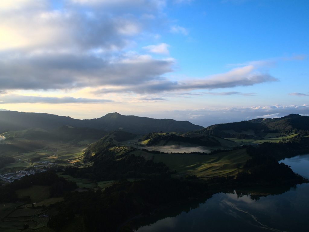 Nebelschwaden in der Dämmerung bei Furnas Nebelschwaden in der Dämmerung bei Furnas