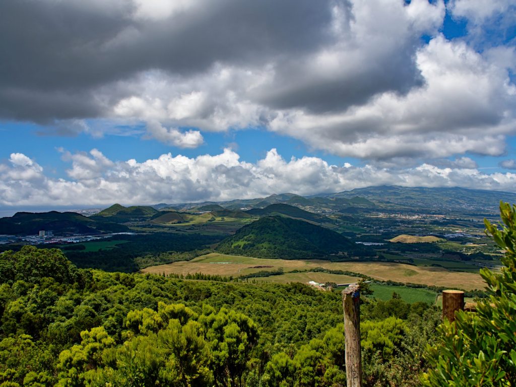 Süd-westlicher Teil von São Miguel mit Ponta Delgada im Hintergrund vom Gipfel des Pico Queimado Süd-westlicher Teil von São Miguel mit Ponta Delgada im Hintergrund vom Gipfel des Pico Queimado