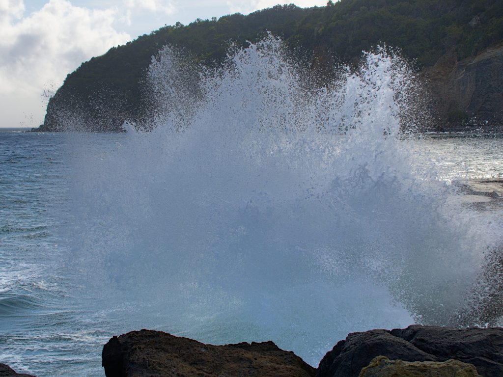 Wellen brechen sich an der Mole in Ribeira Quente Wellen brechen sich an der Mole in Ribeira Quente