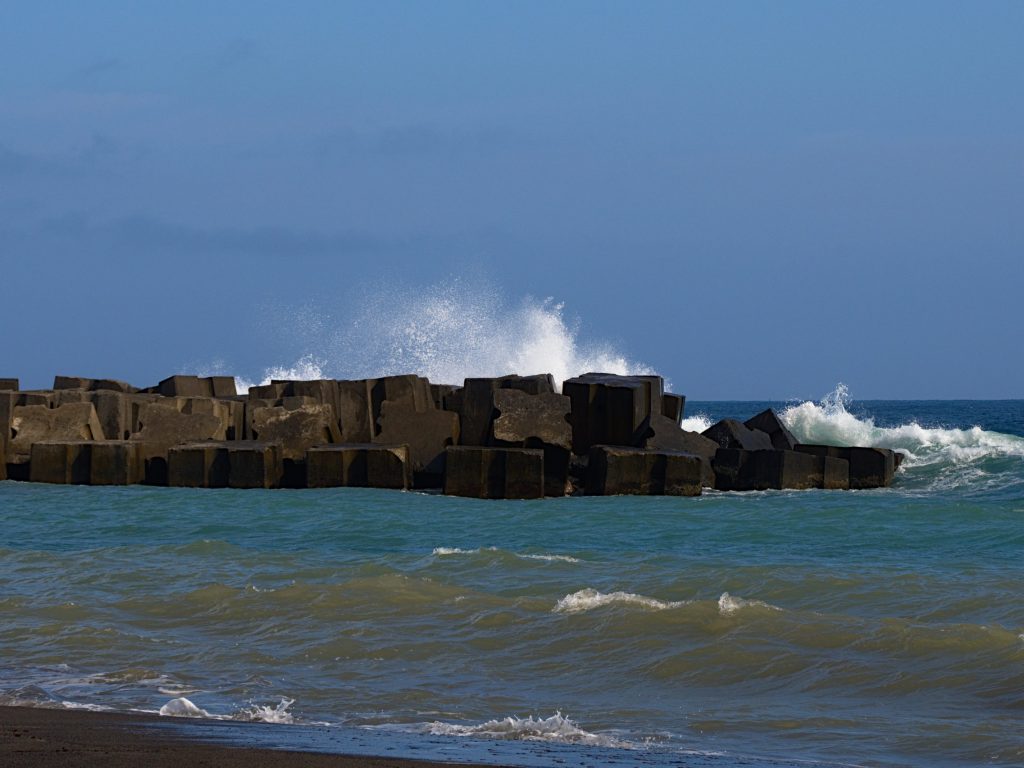 Wellen brechen sich an der Mole in Ribeira Quente Wellen brechen sich an der Mole in Ribeira Quente