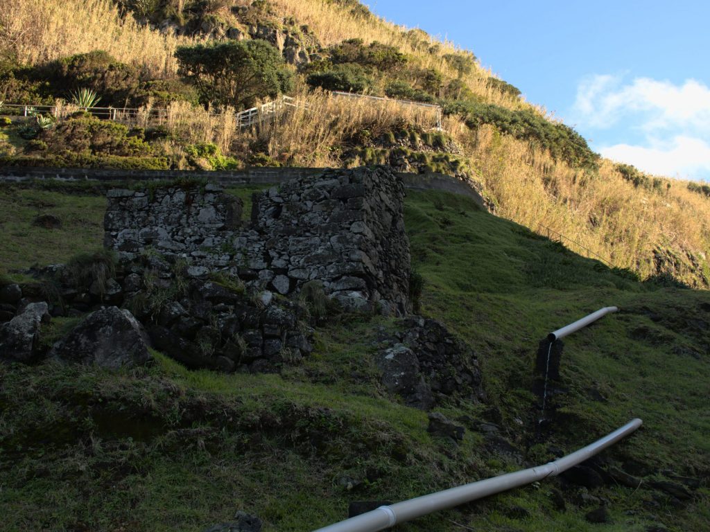 Antigas e novas ruínas na Ribeira do Cachaço Antigas e novas ruínas na Ribeira do Cachaço