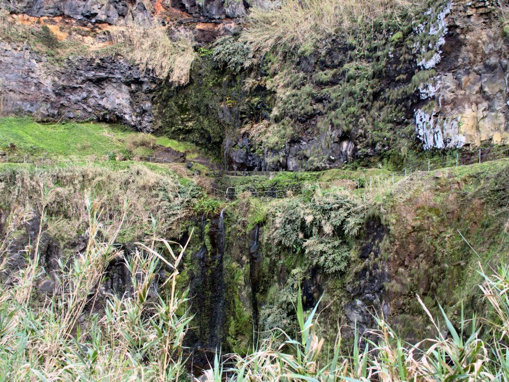 Água nas rochas no caminho em direção à cascata na ribeira do Cachaço Água nas rochas no caminho em direção à cascata na ribeira do Cachaço